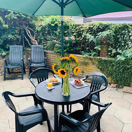 Spacious House, Free Parking & Patio Garden Farnham  Esterno foto