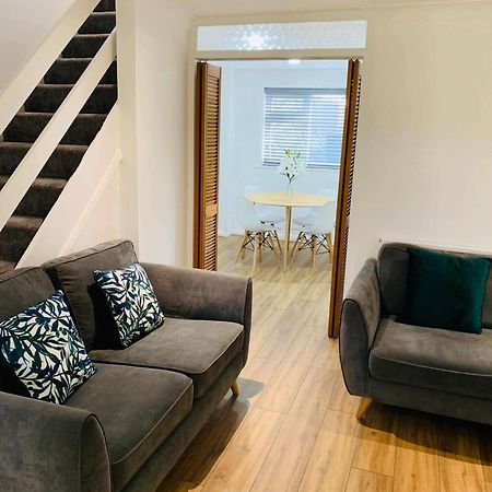 Spacious House, Free Parking & Patio Garden Farnham  Esterno foto