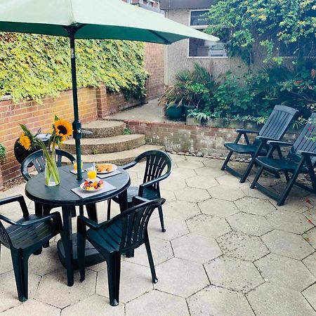 Spacious House, Free Parking & Patio Garden Farnham  Esterno foto