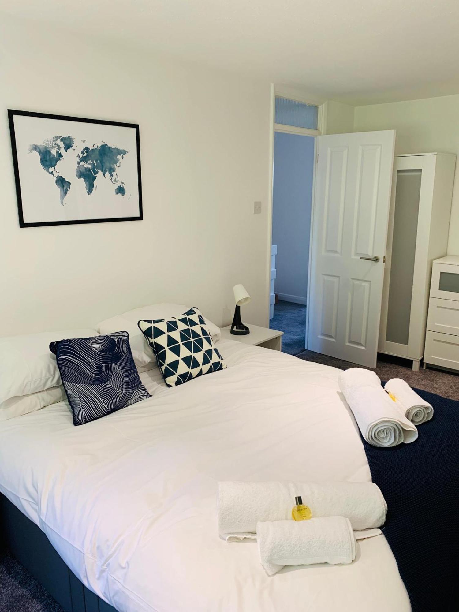 Spacious House, Free Parking & Patio Garden Farnham  Esterno foto