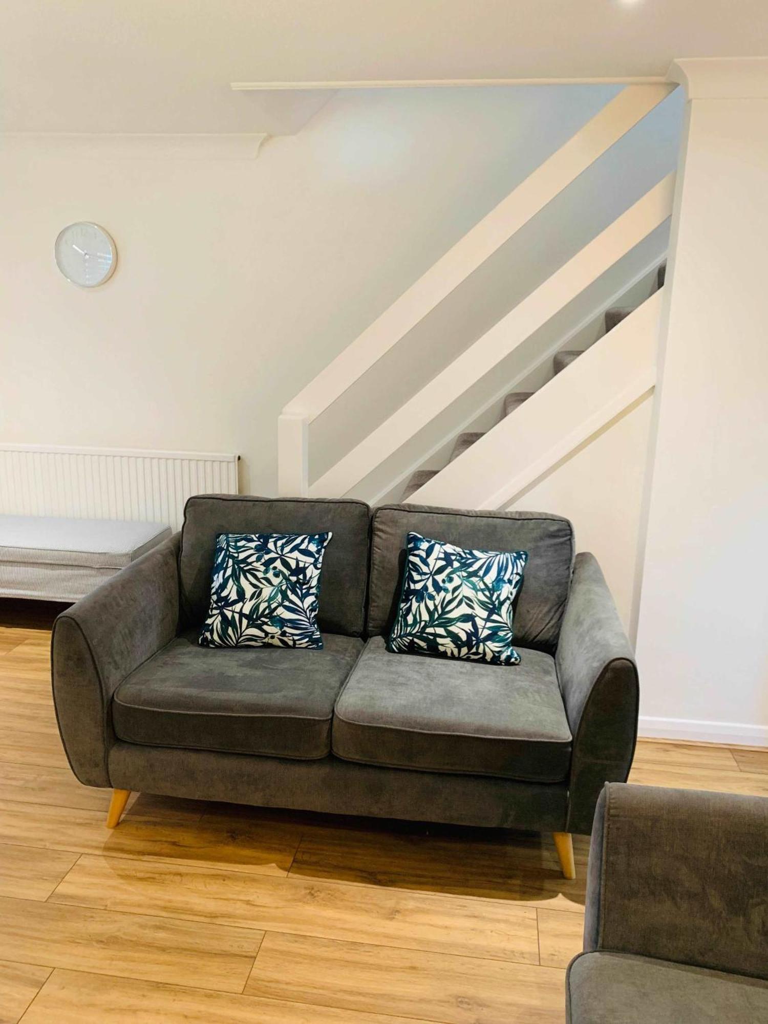 Spacious House, Free Parking & Patio Garden Farnham  Esterno foto