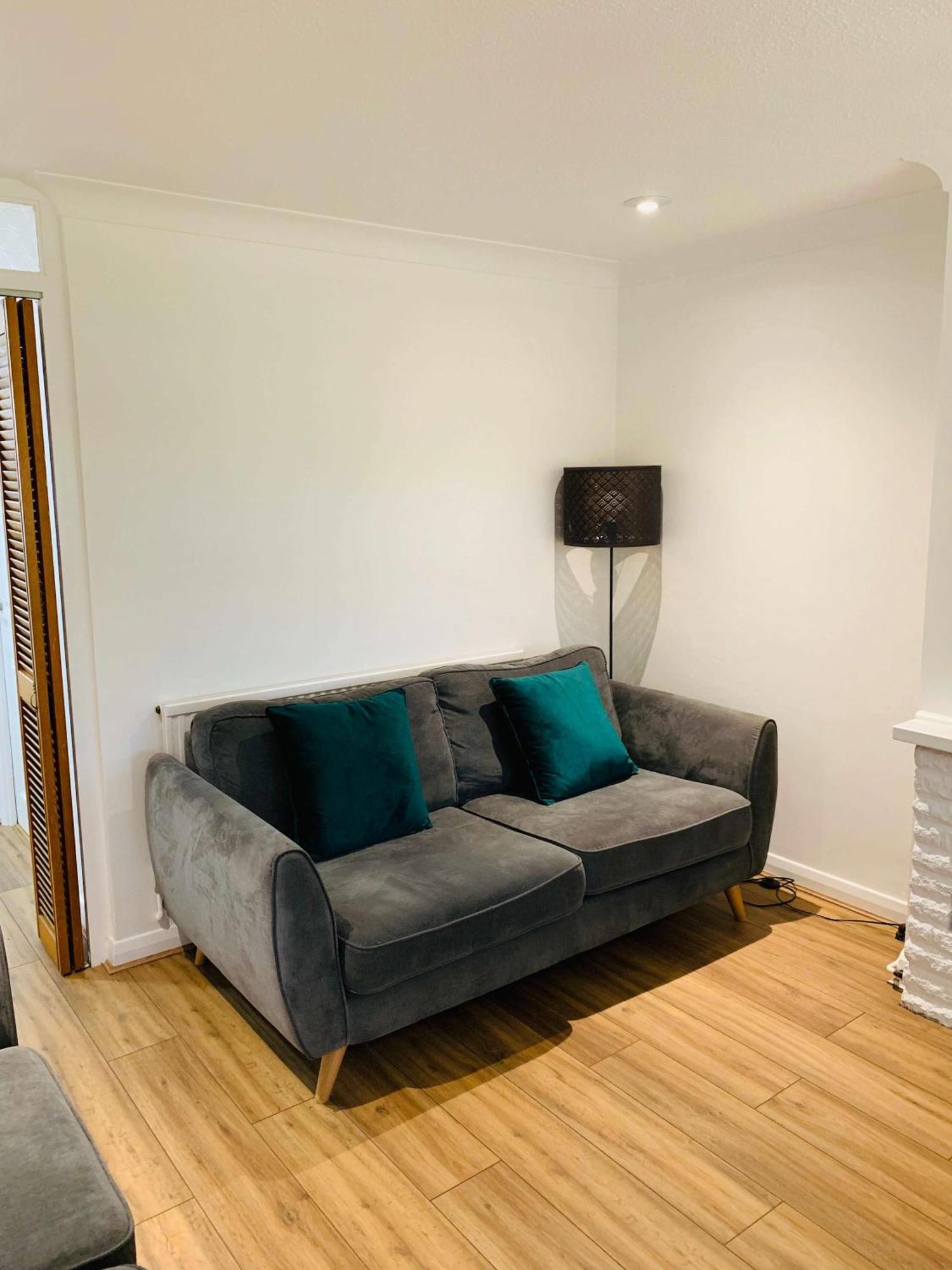 Spacious House, Free Parking & Patio Garden Farnham  Esterno foto