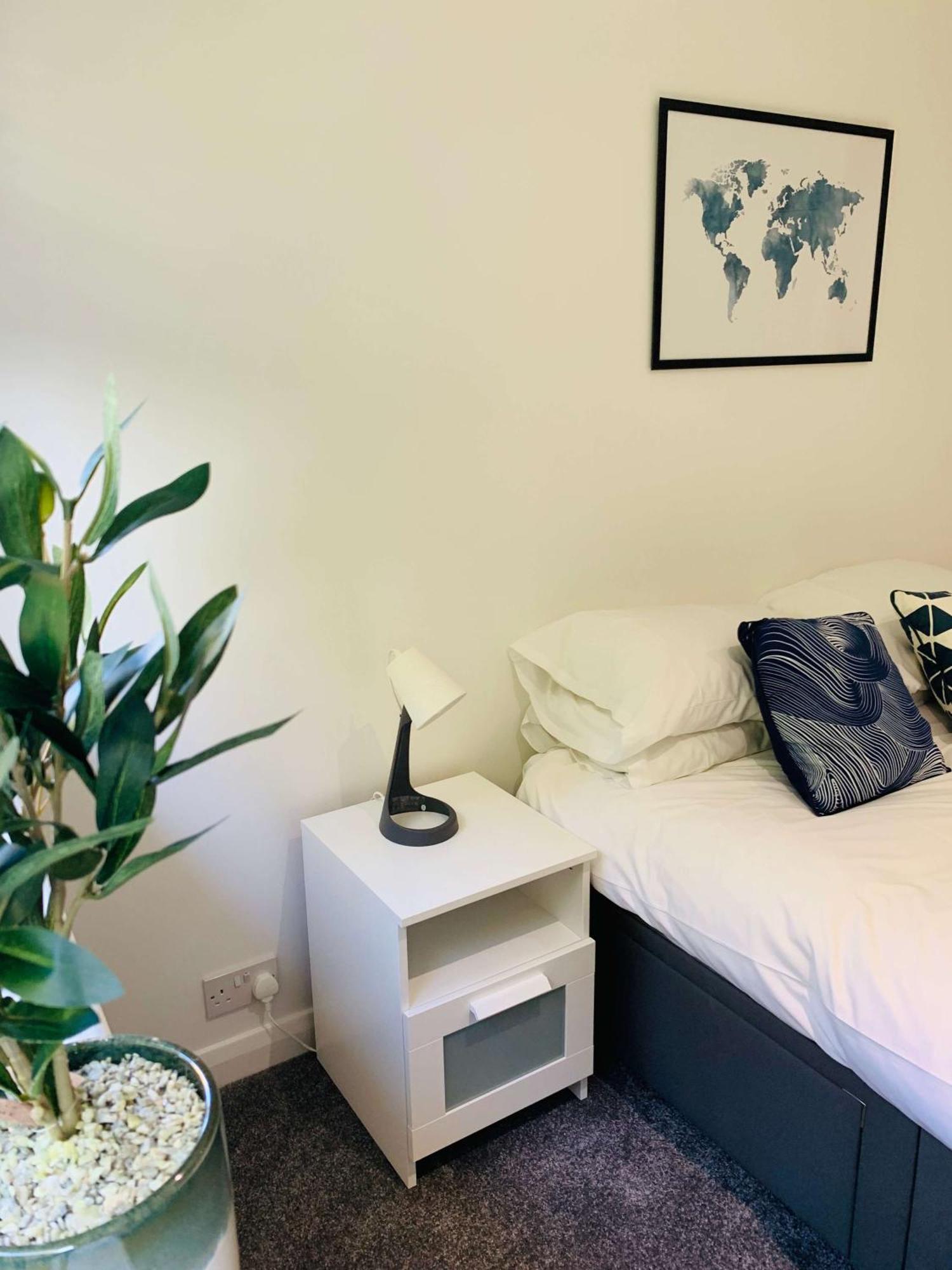 Spacious House, Free Parking & Patio Garden Farnham  Esterno foto
