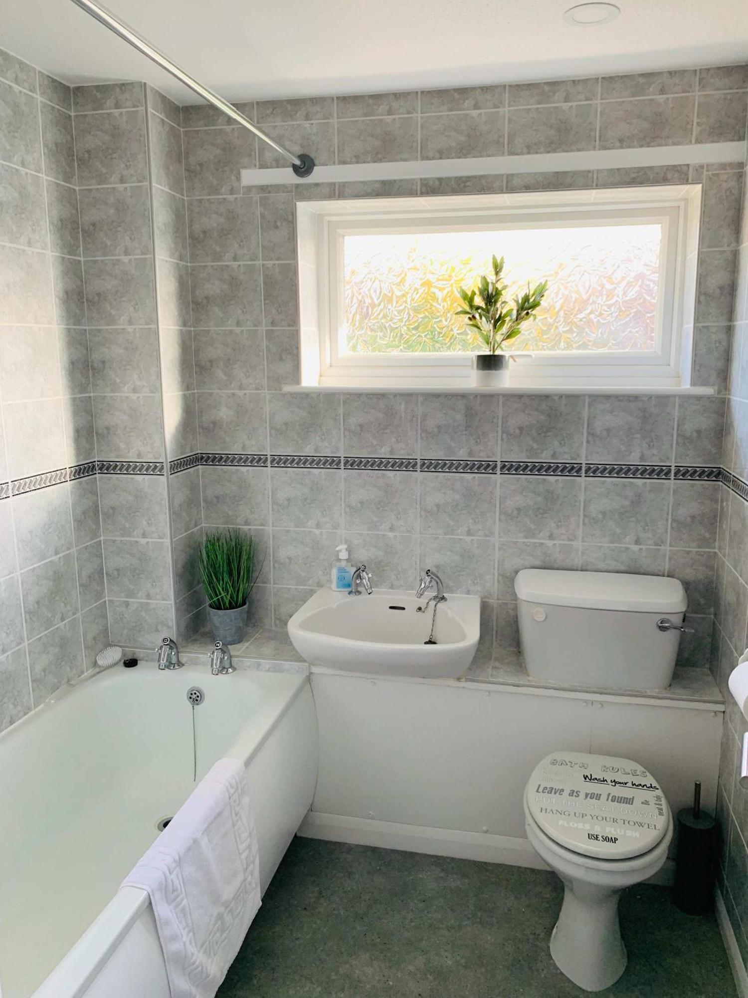 Spacious House, Free Parking & Patio Garden Farnham  Esterno foto