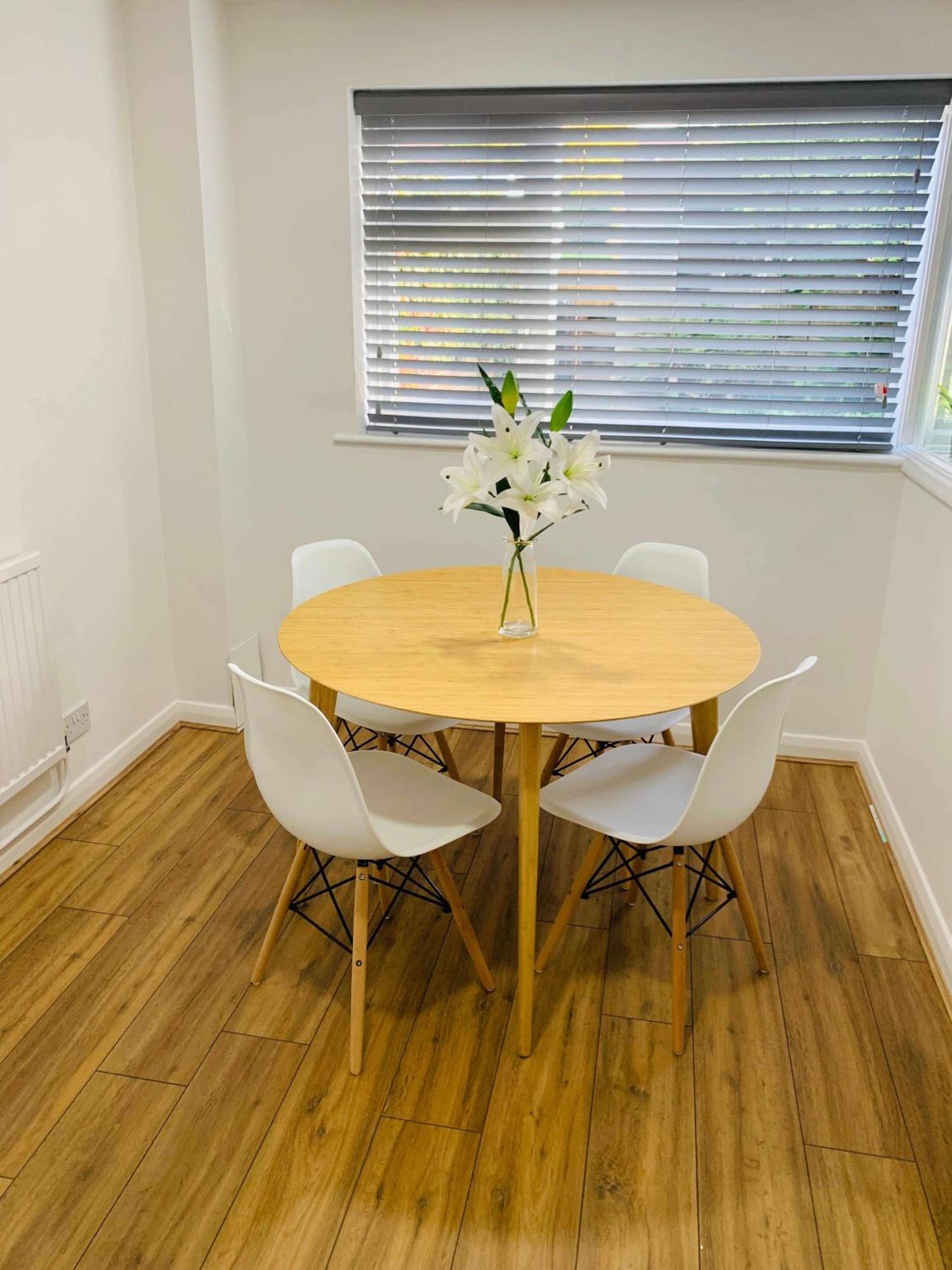 Spacious House, Free Parking & Patio Garden Farnham  Esterno foto