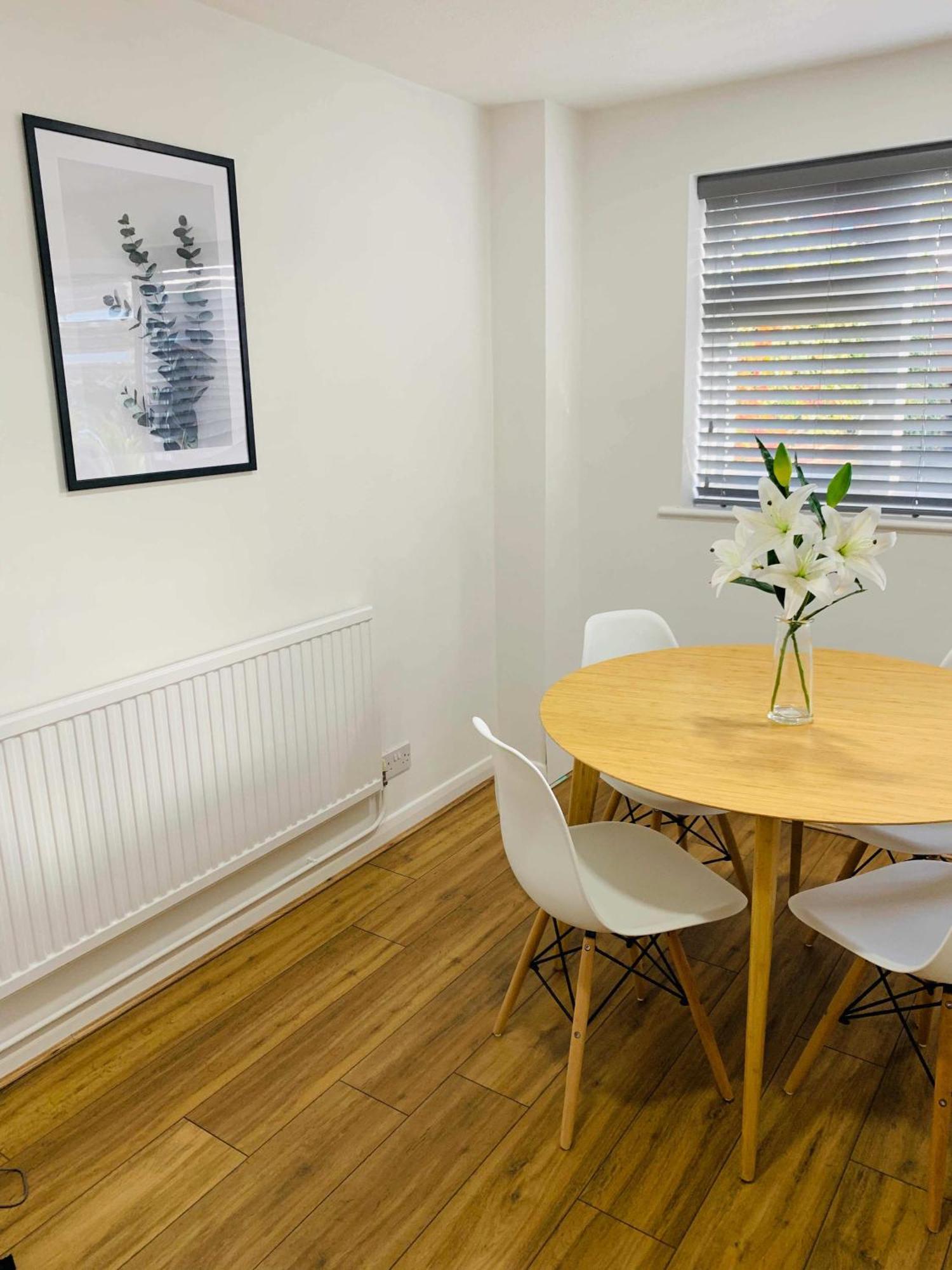 Spacious House, Free Parking & Patio Garden Farnham  Esterno foto