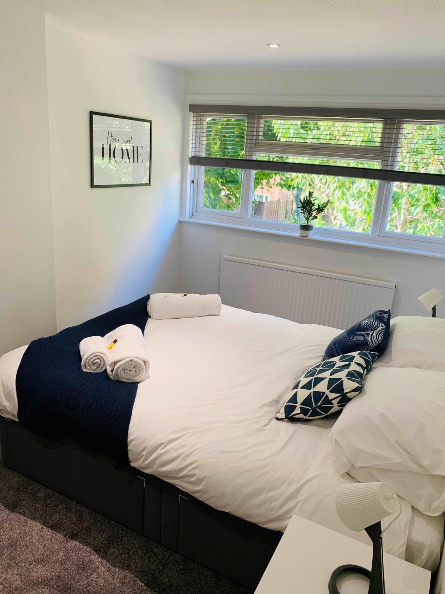 Spacious House, Free Parking & Patio Garden Farnham  Esterno foto