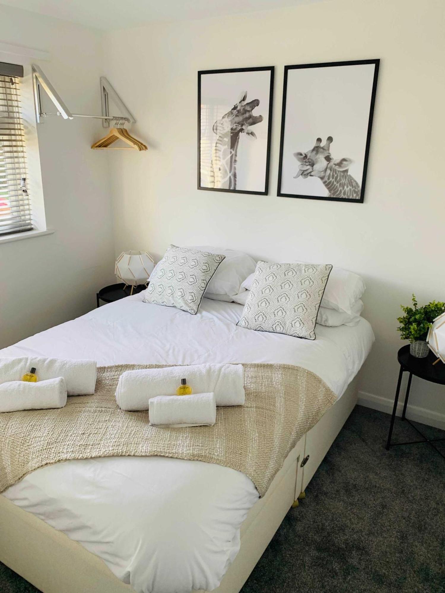 Spacious House, Free Parking & Patio Garden Farnham  Esterno foto
