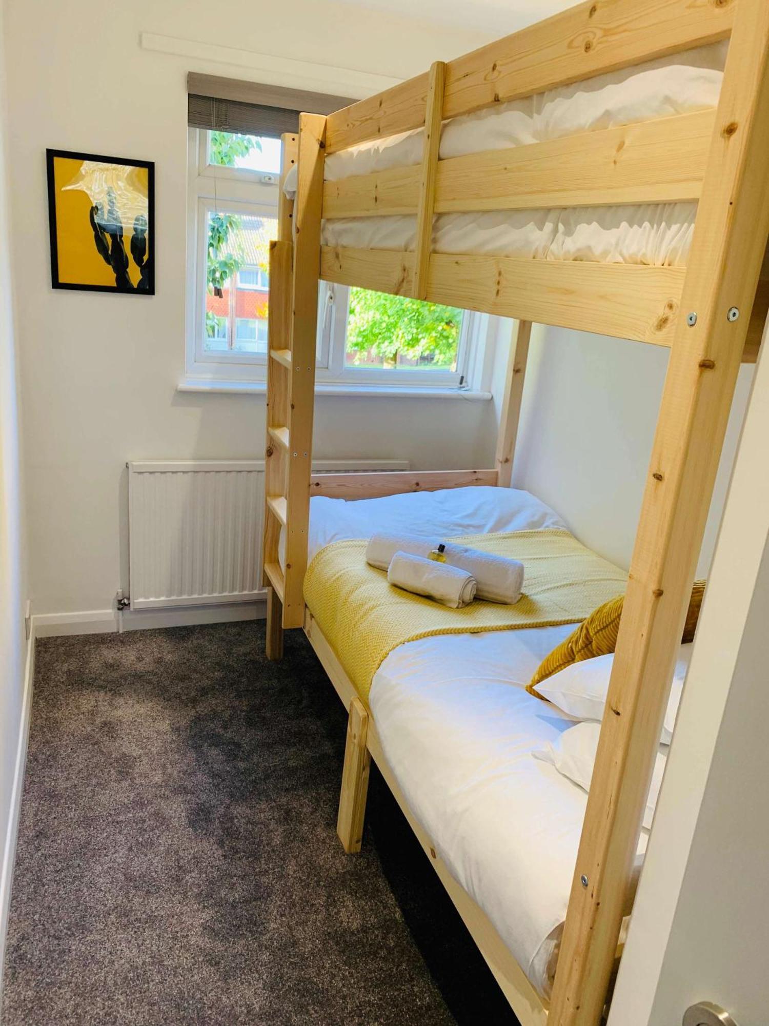 Spacious House, Free Parking & Patio Garden Farnham  Esterno foto