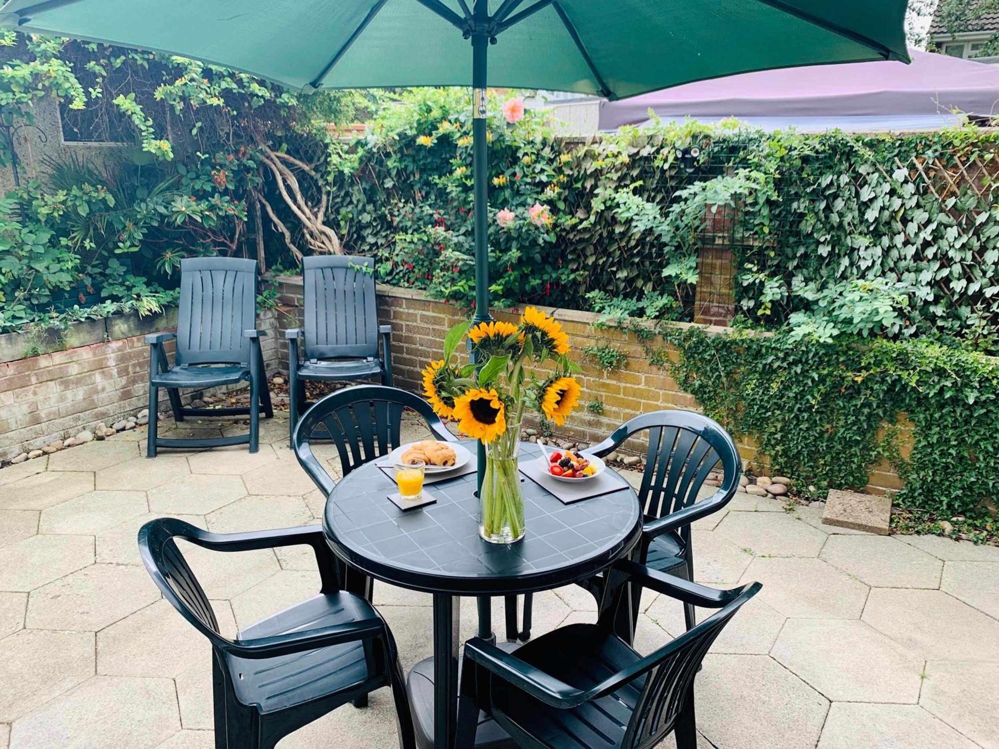 Spacious House, Free Parking & Patio Garden Farnham  Esterno foto