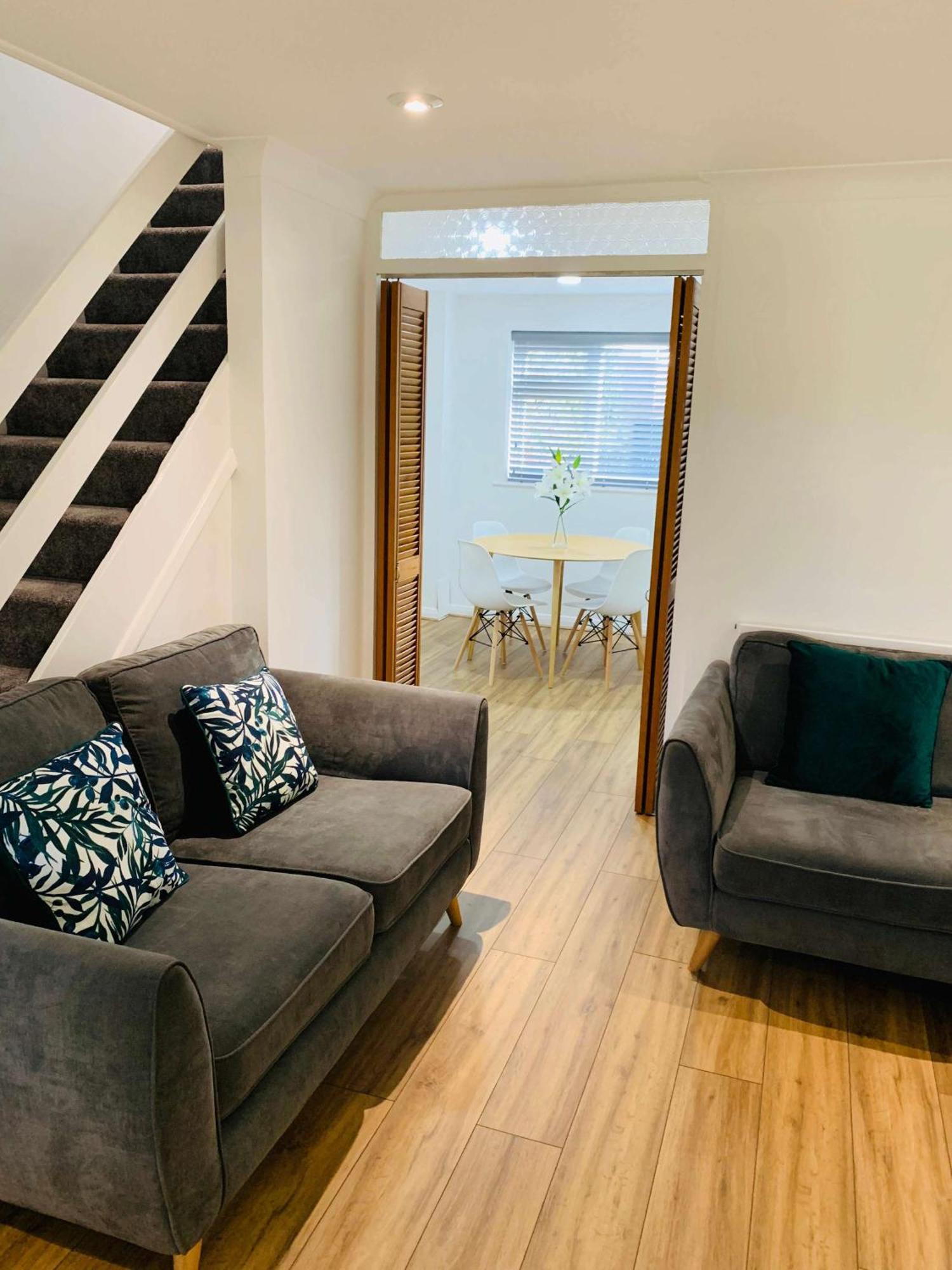 Spacious House, Free Parking & Patio Garden Farnham  Esterno foto